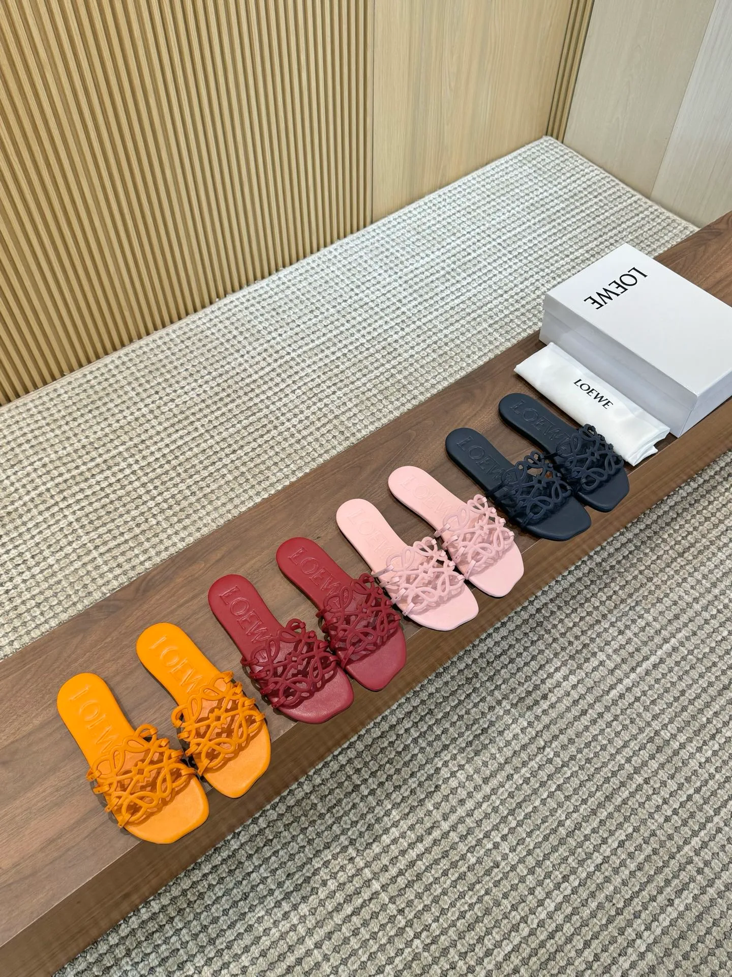 👟👟Ex-factory price 400👟👟 The latest 2025 LOEWE, summer limited edition hollow slippers, they are so beautiful on your feet! ! ! Highly recommended, a super lazy drag, the same style worn by celebrity bloggers! Fabric: Imported sheepskin (black, white, apricot, red, pink, five colors) Lining: Imported sheepskin Outsole: Genuine leather injection dyed bottom Number: 35-42